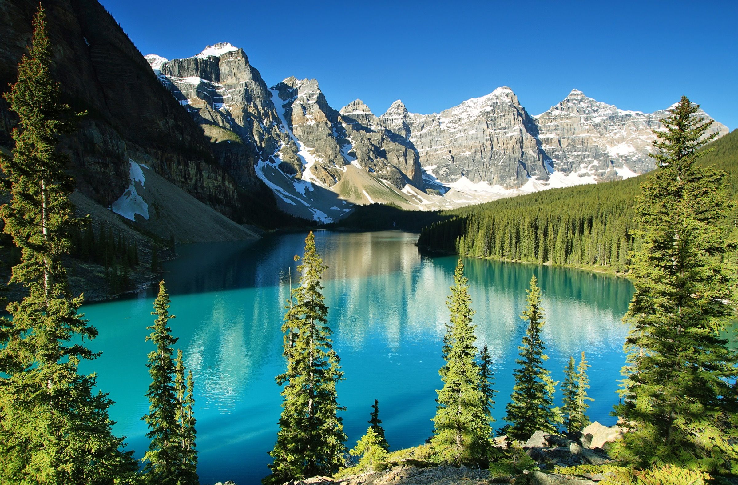 Turquoise Moraine Lake below the snow-capped peaks of Banff National Park